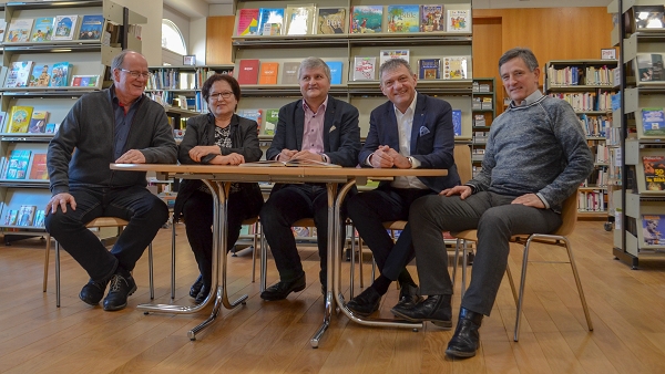Photo des cinq membres du Conseil exécutif: M. Christian Bussard, Mme Yvonne Stempfel (Vize-présidente), M. Patrick Mayor (Président), M. Bruno Boschung et M. Gérald Telley (Délégué de l'Évêque).