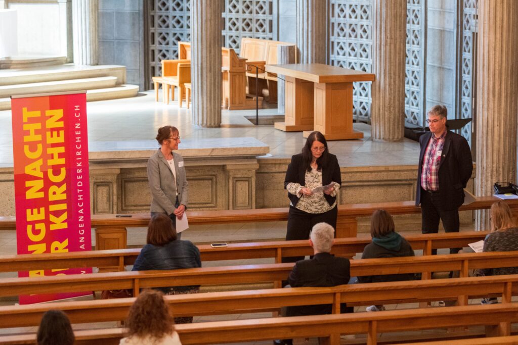 Tanja Brayenovitch-Hari, Céline Ruffieux für die katholische Kirche des Kantons Freiburg und Pfr. Martin Burkhard, Synodalrat der ERKF an der Pressekonferenz © João Carita