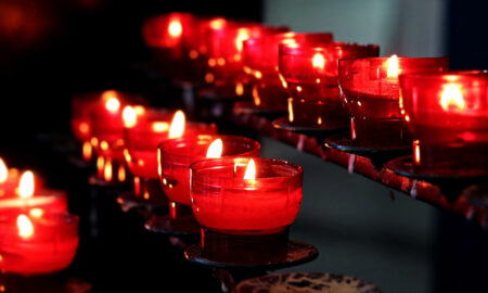 Bougies dans une église