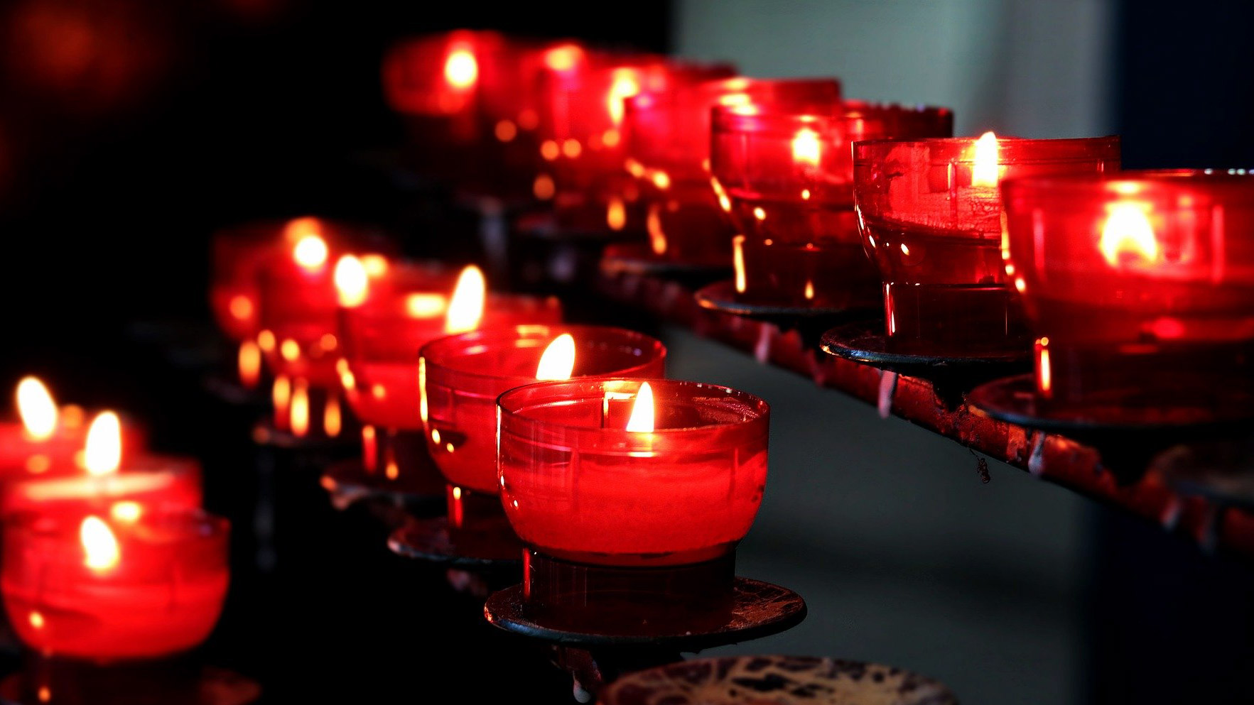 Bougies dans une église