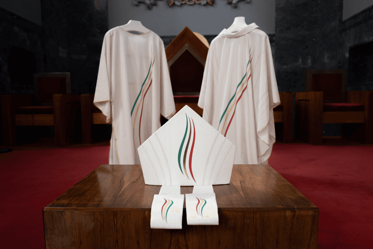 Vêtements des prêtres et des évêques pour les JMJ Lisbonne 2023 ©JMJ Lisbonne 2023