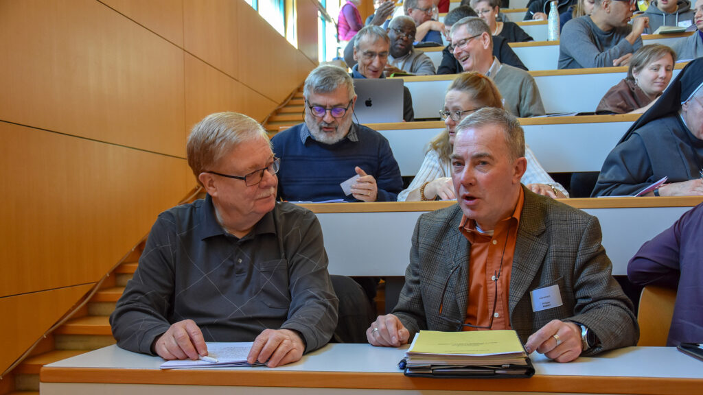 Chanteurs, musiciens, directeurs de chœur, organistes, agents pastoraux, prêtres… ils étaient près d’une centaine au collège du Sud à Bulle, le 15 février 2020, pour réfléchir à l’avenir de la musique et du chant au service de la liturgie en pays de Fribourg.