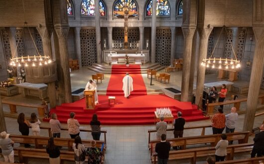 Les participants au parcours Galilée XI lors de la remise de l'attestation, église du Christ-Roi, Fribourg