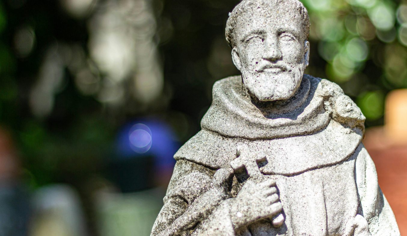 statue de saint francois d assise avec un oiseau