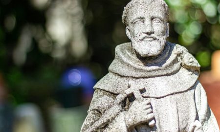 statue de saint francois d assise avec un oiseau