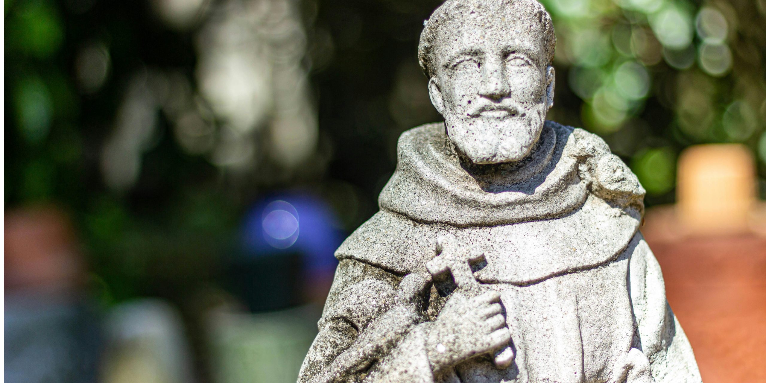 statue de saint francois d assise avec un oiseau